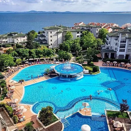 アパートホテル Apartments In Emerald Beach And Spa Resort 5*