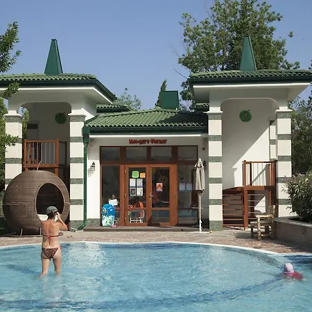 Emerald & Semesteranläggning (resort)